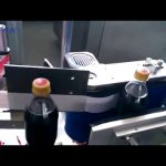 Automatinė „Cola“ butelių etikečių klijavimo mašina