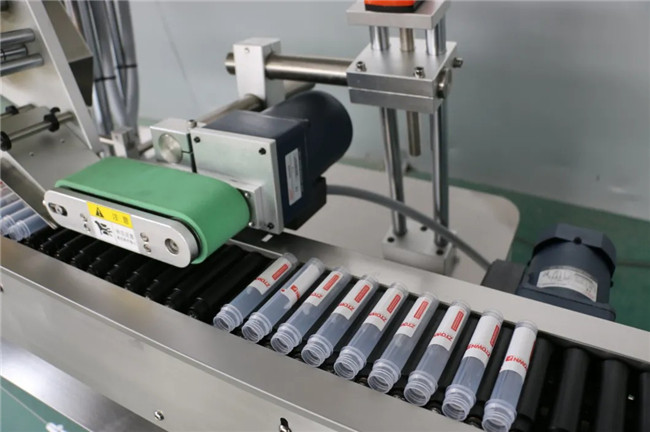 Automatinė horizontalaus apvyniojimo švirkšto lipnių lipdukų etikečių klijavimo mašina