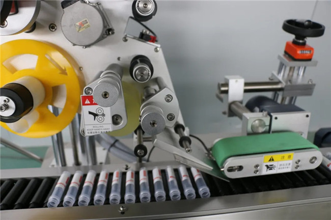Automatinė horizontalaus apvyniojimo švirkšto lipnių lipdukų etikečių klijavimo mašina