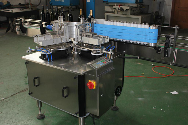 Automatinė linijinių apvalių butelių šalto pastos drėgnų klijų ženklinimo mašina