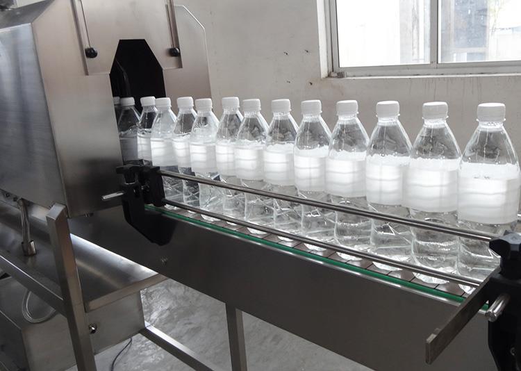 Automatinė PVC susitraukiančių rankovių butelių ženklinimo mašina