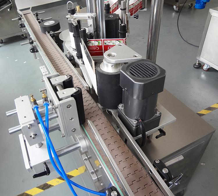 Aukštos kokybės automatinė plastikinė apvalių butelių etikečių klijavimo mašina